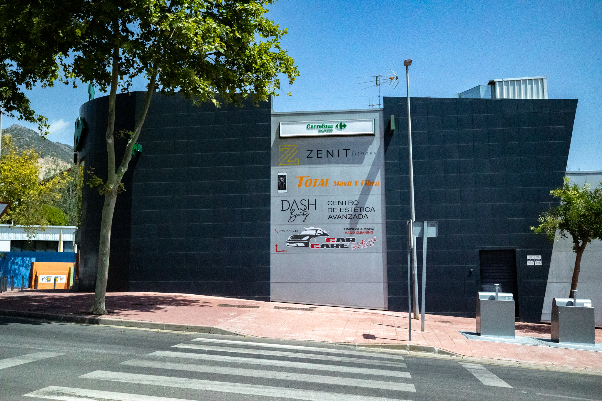 Fachada de aluminio contemporánea — Cristamar