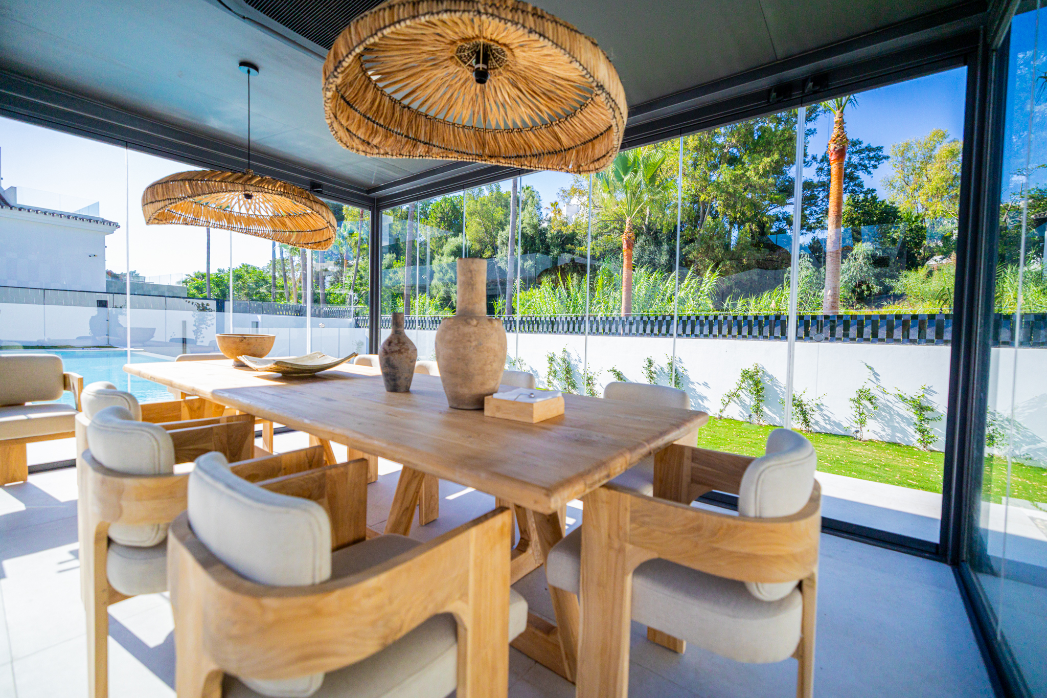Pérgola con cubierta fija de panel sándwich instalada por Cristamar
