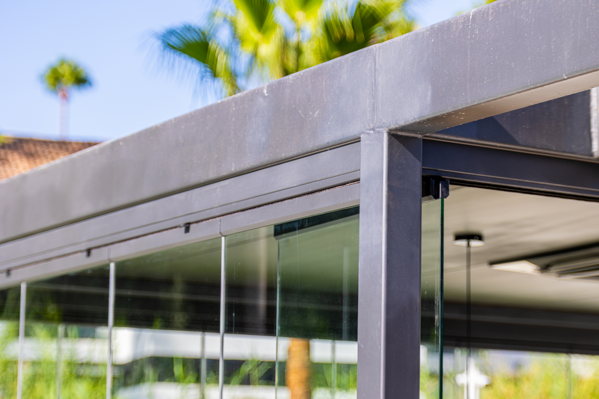 Pérgola con cubierta fija de panel sándwich instalada por Cristamar