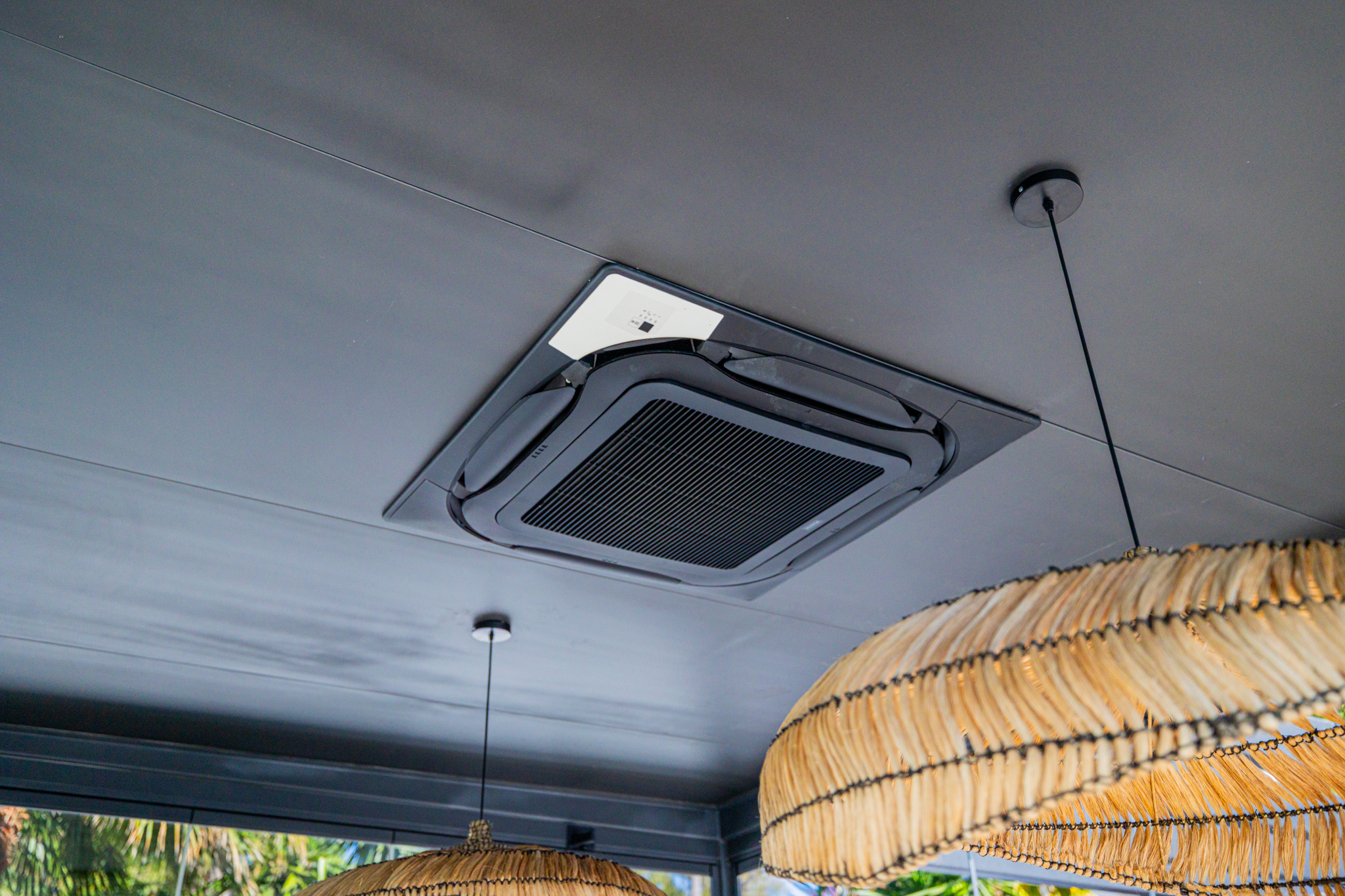 Pérgola con cubierta fija de panel sándwich instalada por Cristamar