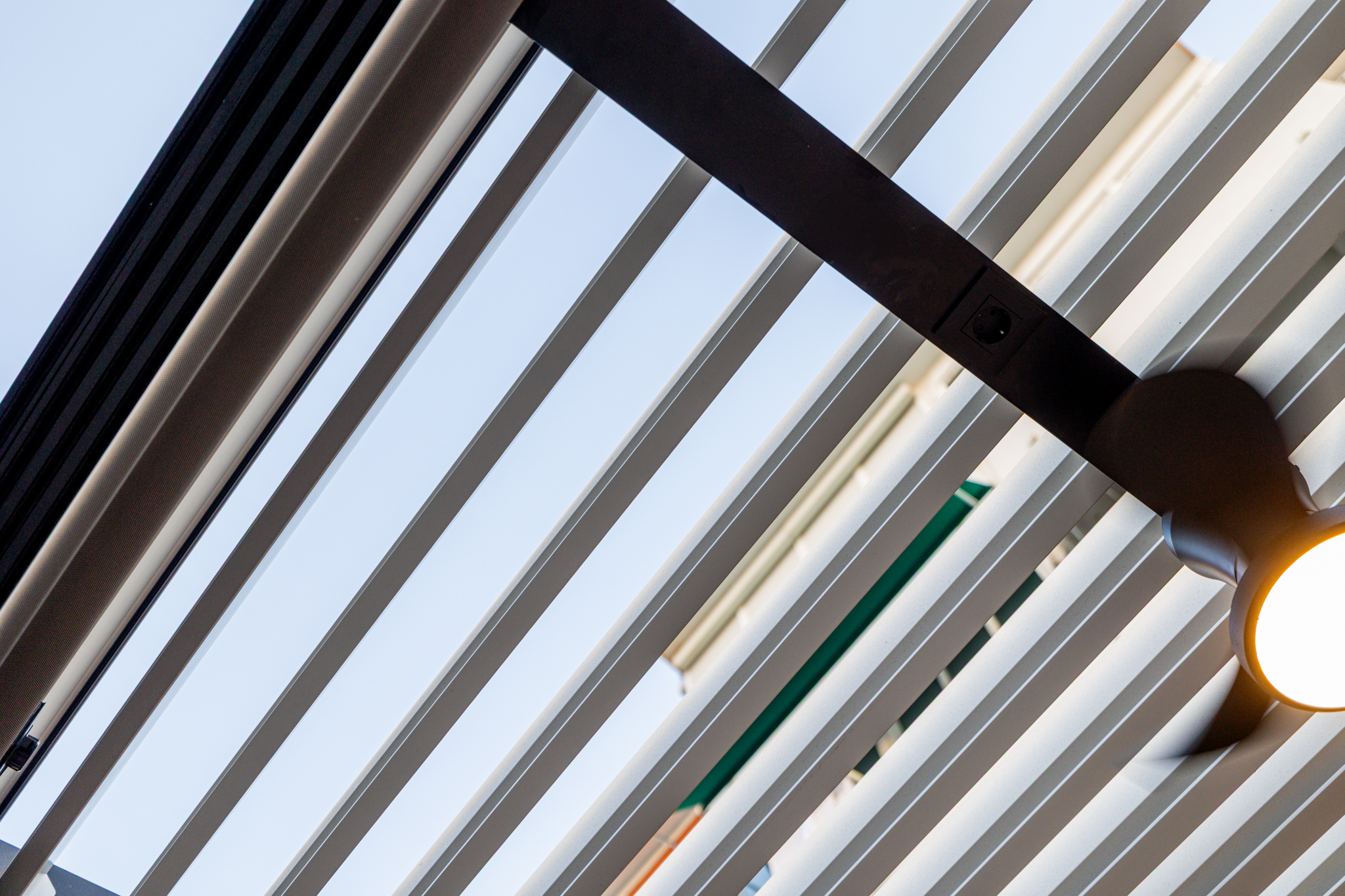 Pérgola bioclimática con lamas orientables instalada por Cristamar
